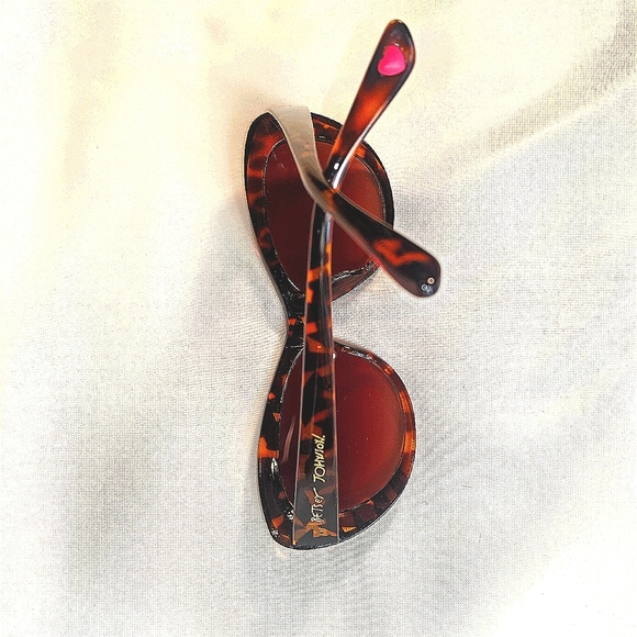 Betsey Johnson sunglasses - Picture 2 of 4